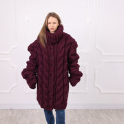 Handgestrickter Chunky Cardigan aus Wolle mit Zopfmuster, Farbe Tiefes Aubergine, Schwerer Winterstrick, T2074