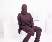 Handgestrickter, kratziger Catsuit aus Rohwolle: Sturmhaube, Fäustlinge & Socken T1551