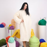 Ein extraweites cremefarbenes Alpaka-Kleid T1610 verfügbar
