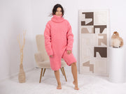 Ein verfügbar in Größe 4XL, neonpinker Alpaka-Strampler, handgestrickter Catsuit T1686