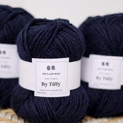 Marineblaues Garn aus 100 % Wolle