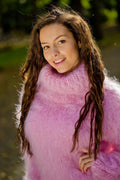 Pull col roulé en mohair rose, tricoté main, ample et duveteux, T171