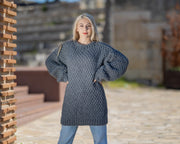 Pull en alpaga extra fin et lambswool, tricoté main, point de riz gris, T1428