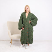Grüne Strickjacke aus Wolle – Handgestrickter langer Zopfmuster-Mantel mit Knöpfen T1892