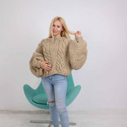 Un disponible en taille 4XL, pull court en laine à manches oversize T1881