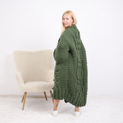 Ein verfügbar in Größe 9XL, handgestrickte grüne Wollstrickjacke T1892