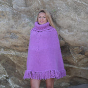 Lila Wollponcho – Handgestrickter Chunky-Cape mit Rollkragen und Fransen T1943