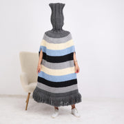 Ein gestreifter Wollponcho mit extra langem Rollkragen T1895 verfügbar
