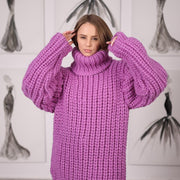 Langes Wollrippkleid mit Oversized-Rollkragen, grob handgestrickt, Maxi T2059