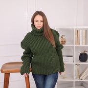 Grober Rippstrickpullover aus Wolle, Oversized Rollkragenpullover, Grüner Winterpullover T2186