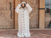 Lange Strickjacke aus Wolle, Zopfstrick-Duster, handgestrickt mit Knopfleiste T2207