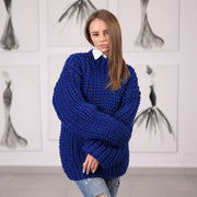 Blauer handgestrickter Wollpullover, grober Engländer-Rippstrick, figurbetonte Passform, tiefblaue Farbe, T2064