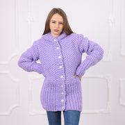 Lila italienische Alpaka-Strickjacke mit Kapuze, weiche Reis-Strickstruktur, Knopfleiste vorne, T2078