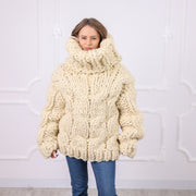 Grober Wollpullover mit extra langem Rollkragen, handgestrickt, Oversize-Zopfmuster T2092