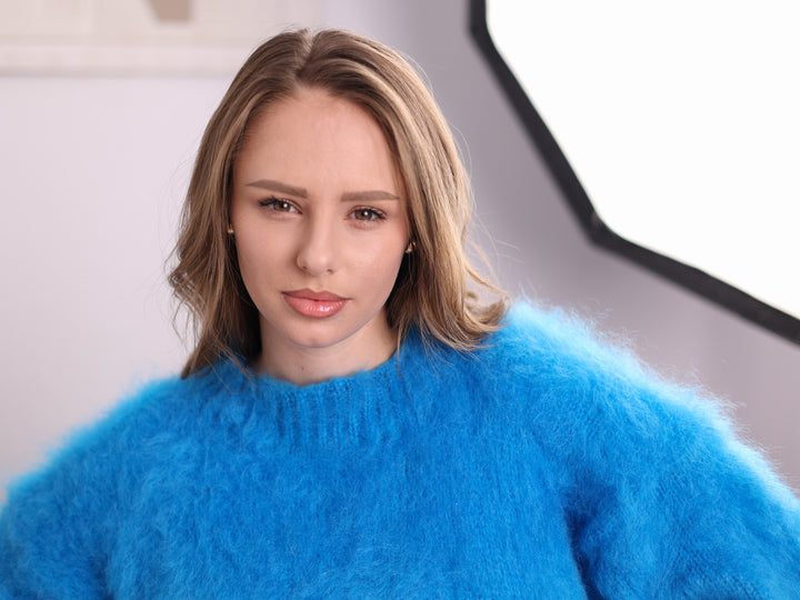 Blue brushed Kid Mohair oversized sweater T2378 texture close up