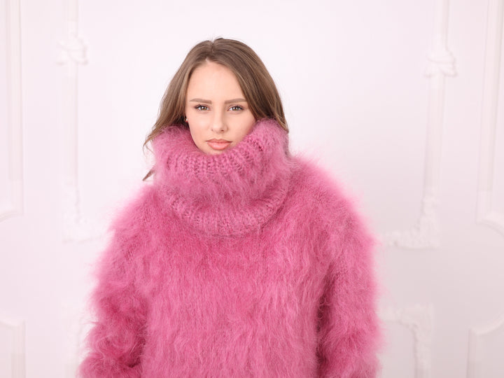 Dusty rose longhaired mohair sweater T2381 oversized 55 cm turtleneck close detail
