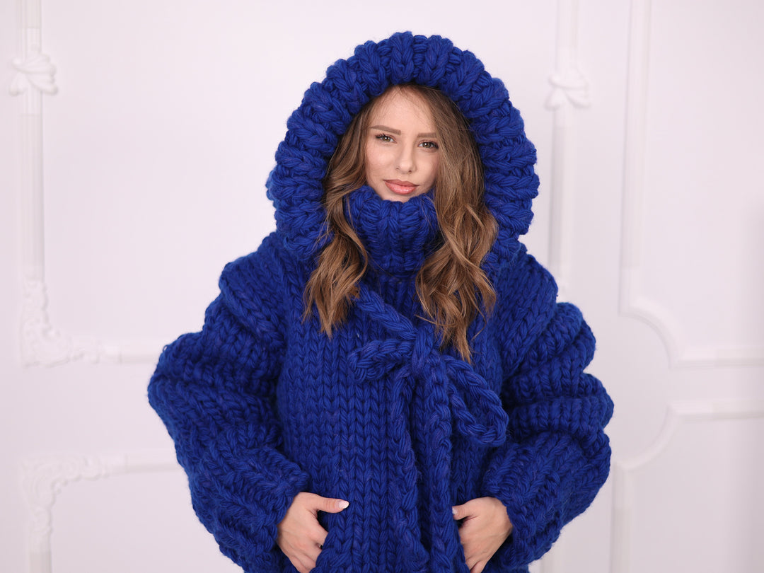 Blue extra chunky wool alpaca hooded sweater T2384 hood and pocket detail