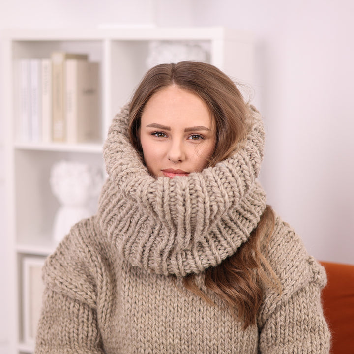 Beige hand knit wool neck warmer T2393 close-up