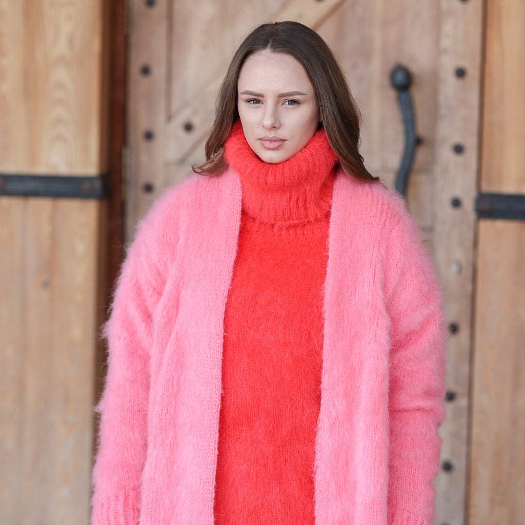 Bright pink Kid Mohair oversized maxi cardigan T2411 upper body fluffy mohair close-up
