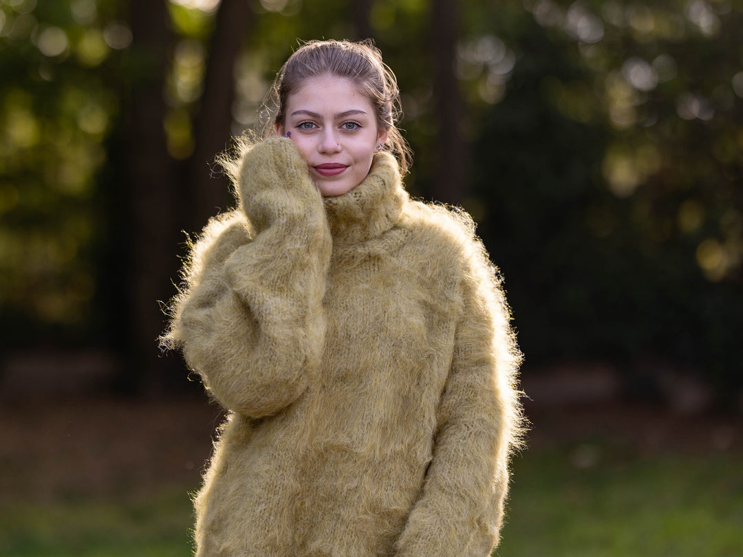 Extra Hairy Italian Kid Mohair Sweater – Hand-Knitted Very Fluffy Jumper T1274
