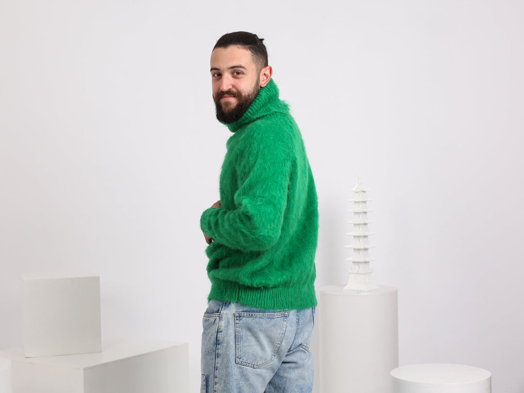 Hand-Knitted Green Alpaca Sweater – Cozy Wool Blend Men’s Pullover in Natural Fibers T1576