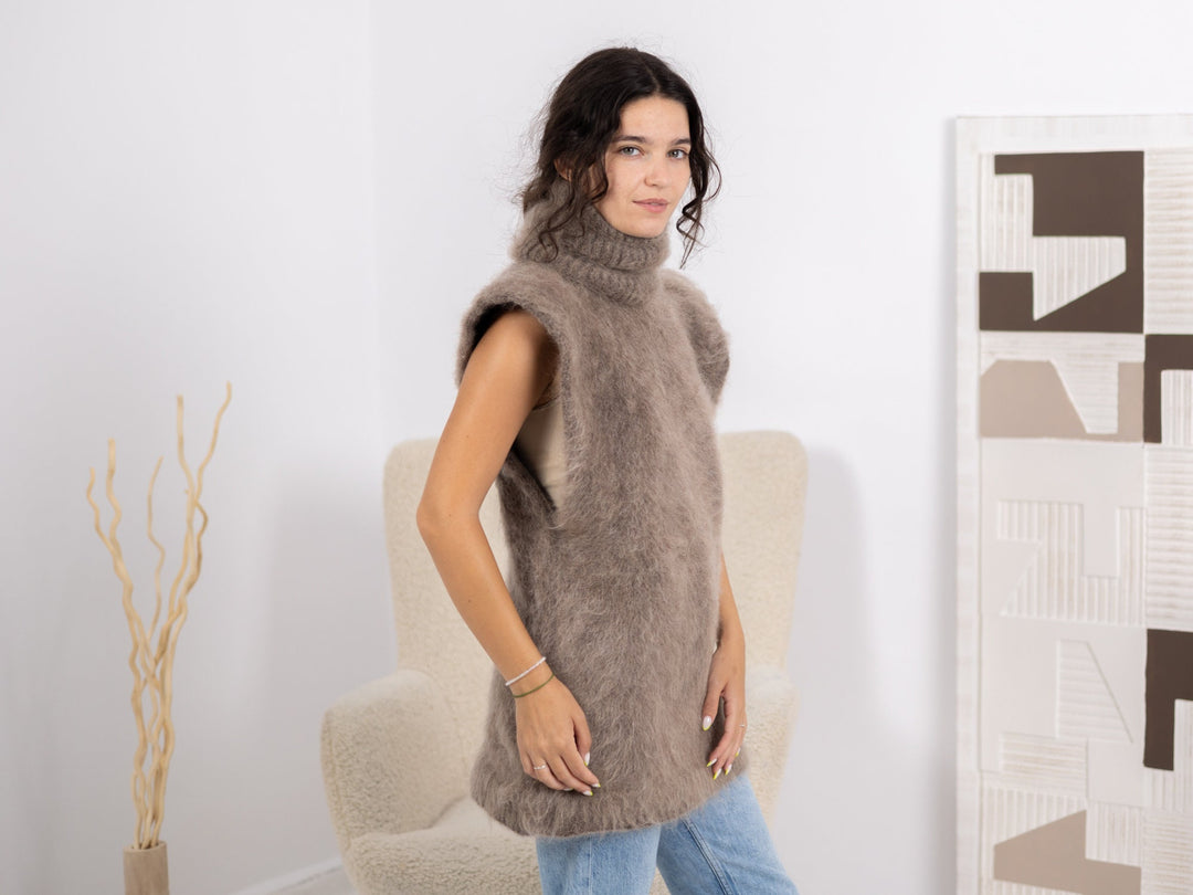 Fluffy Beige Kid Mohair Sweater Vest – Hand-Knitted Soft Fuzzy Jumper T1680