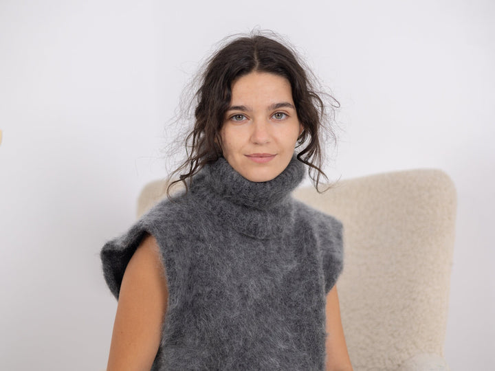 Extra Hairy Italian Kid Mohair Vest – Hand-Knitted Very Fluffy Sleeveless Sweater T1678