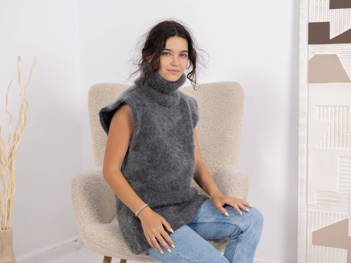 Extra Hairy Italian Kid Mohair Vest – Hand-Knitted Very Fluffy Sleeveless Sweater T1678