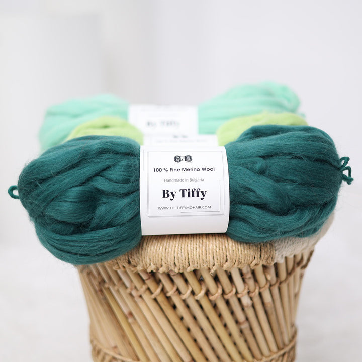 Hand Spun Thick and Thin Super Chunky Fine Merino Wool Yarn Green Color 100g