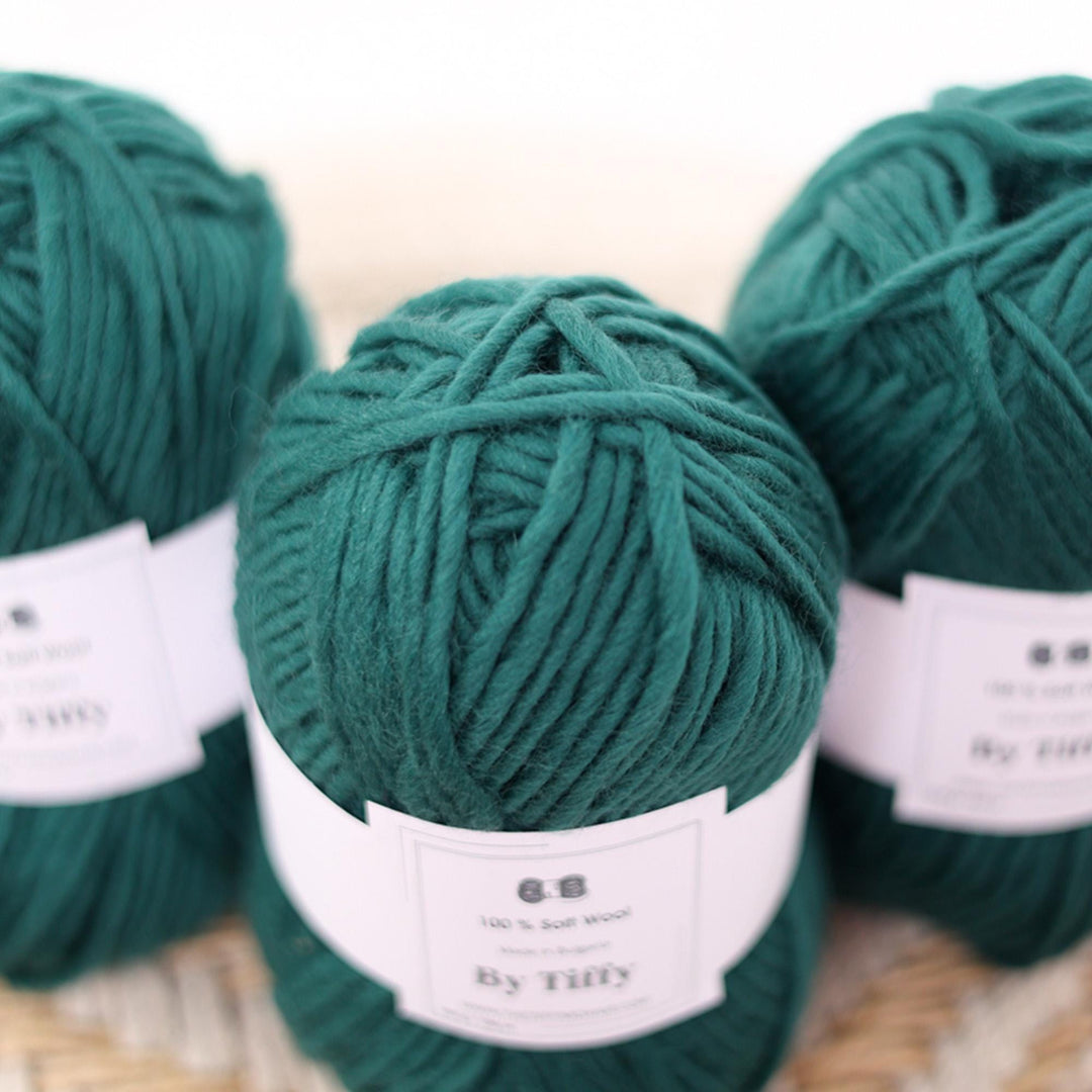 Super Bulky Green Wool Yarn: Felting & Knitting (100g/109 yds)
