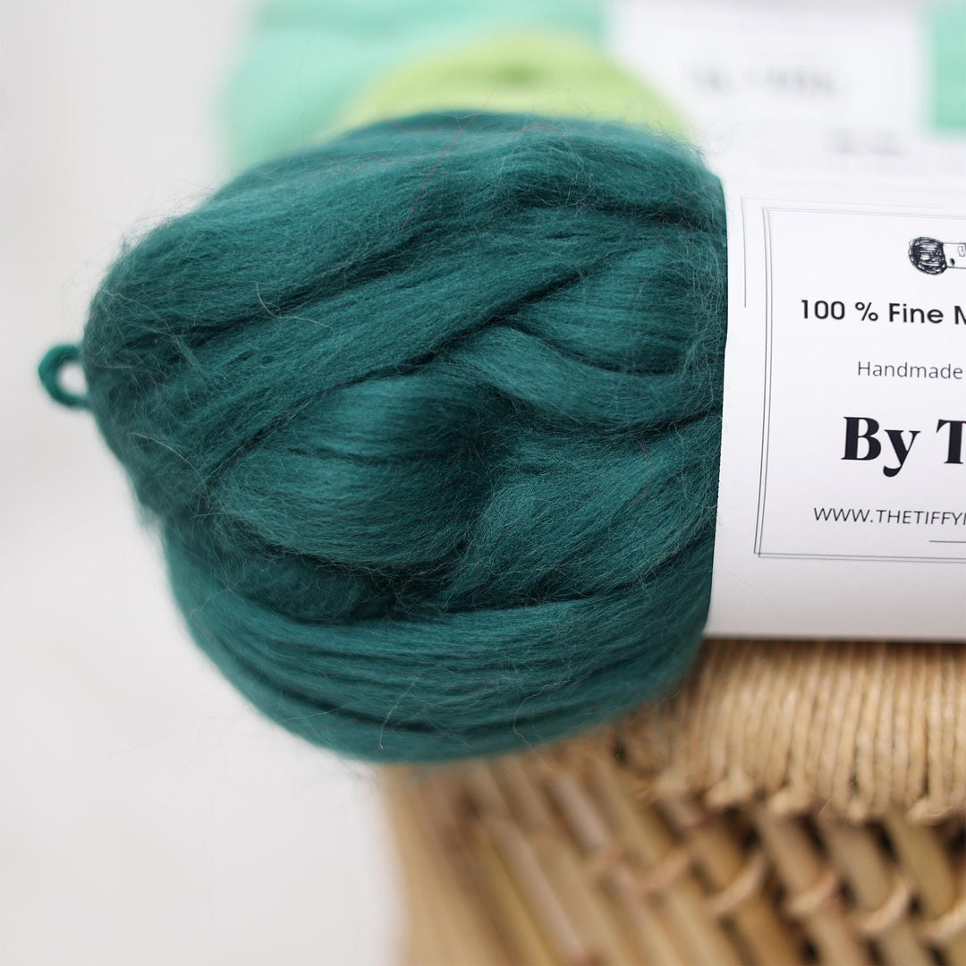 Hand Spun Thick and Thin Super Chunky Fine Merino Wool Yarn Green Color 100g