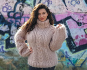 Beiger Mohair-Pullover mit Zopfmuster – Handgestrickter Rollkragenpullover T897