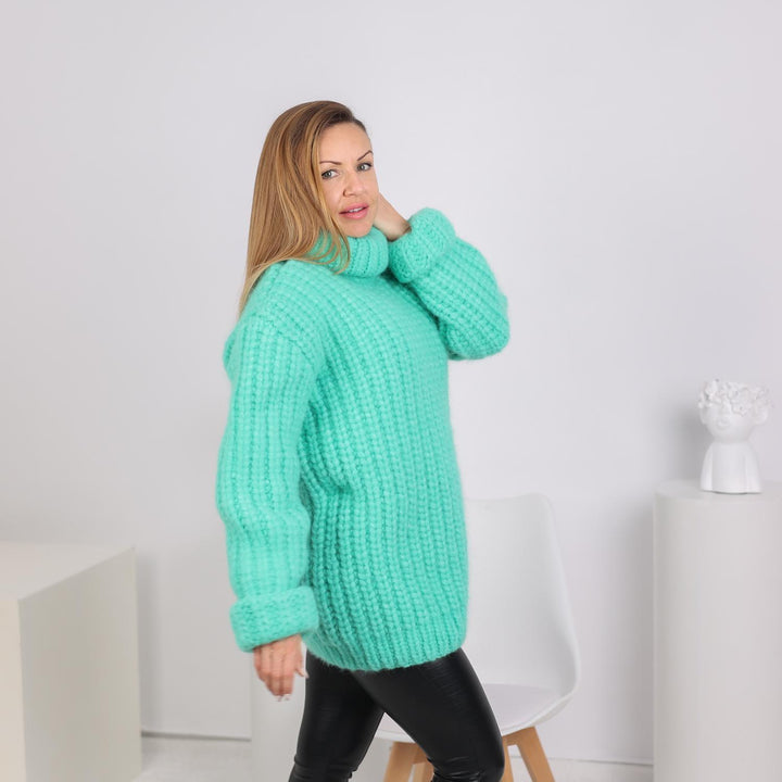 Hand-Knitted Chunky Alpaca Turtleneck Sweater: Cozy English Rib T1791