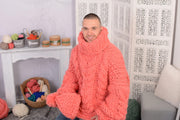 Korallfarbener Merinowollpullover – Handgestrickter Zopfmuster-Oversize-Partnerpullover T738M