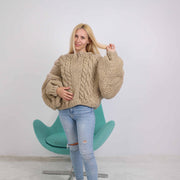 Pull en laine court à manches oversize, torsades tricotées main T1881