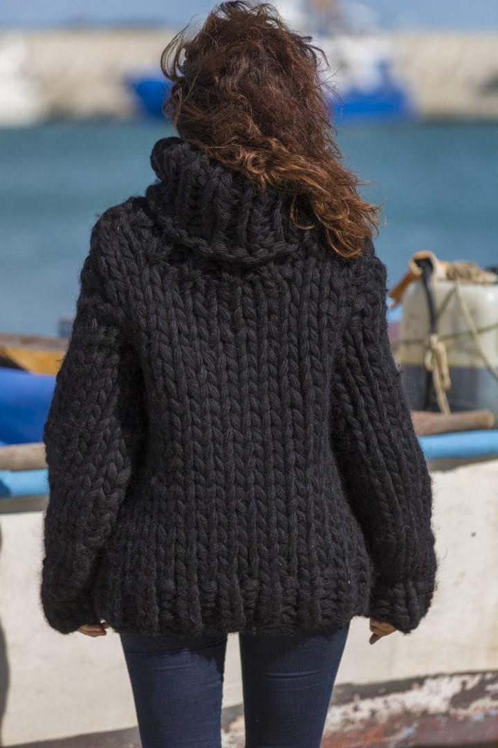 Chunky Wool Sweater – Hand-Knitted Black Oversized Pullover T574