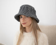 Bonnet gris en alpaga – Tricoté à la main, doux et chaud T1345