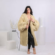 Cremefarbene Strickjacke aus Wolle – Handgestrickter Maxikurzmantel mit extra weiten Ärmeln T1647
