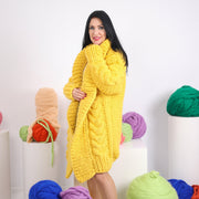 Gelbe Wollstrickjacke – Handgestrickter Zopfmusterpullover T1604