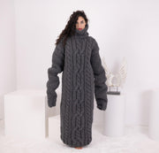 Grobes graues handgestricktes Maxikleid mit 100 cm Ärmeln und Rollkragen T1550