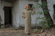 Robe pull en laine écologique, robe longue tricotée main beige à col roulé épais