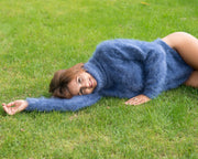 Jeansblaues Mohair-Body – Handgestrickter flauschiger Ganzkörperanzug mit extra langem Rollkragen – T827