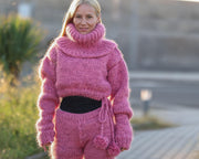 Kurzer pinkfarbener Mohair-Pullover mit weitem Halsausschnitt, handgestrickt T1483