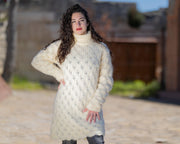 Un disponible en taille 2XL, robe-pull en mohair crème et dentelle T1426