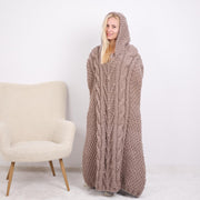 Ein verfügbarer Wollponcho mit Zopfmuster und Kapuze T1896