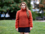 Handgestrickter orangefarbener Mohairpullover – Flauschig weicher warmer Rollkragenpullover T1097
