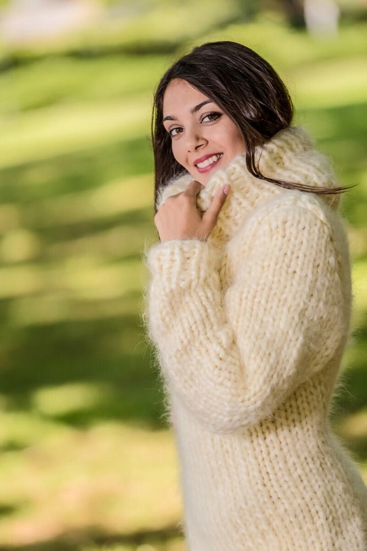 8-Strand Thick Mohair Sweater – Hand-Knitted Fluffy Oversized Turtleneck Pullover T330