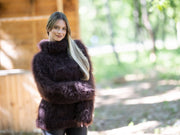 Pull tricoté main marron en mohair – Col roulé oversize énorme et duveteux T1215