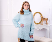 Pull en mohair bleu tricoté main – Gros tricot duveteux et transparent T829