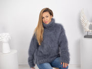 Chandail gris en mohair tricoté main – Pull duveteux ample à col roulé T1740